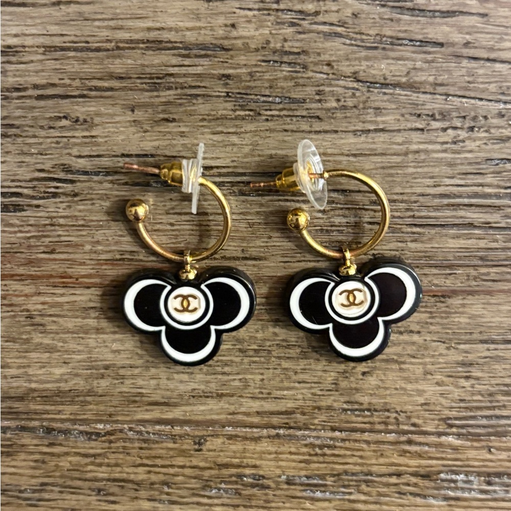 [CHANEL] Authentic Black & White w/ Gold Resin Clover CC Hoop Luxury Earrings - Picture 2 of 10